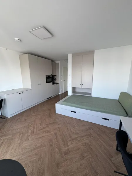 Sehr helle Dachterrasee - möbliert mit EBK! — photo 1